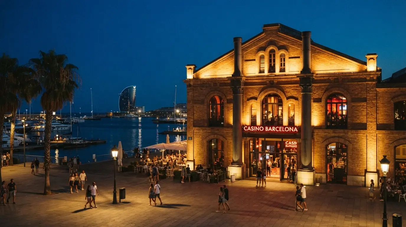 Fachada del Casino Barcelona de noche junto al puerto del Port Olímpic con el mar al fondo