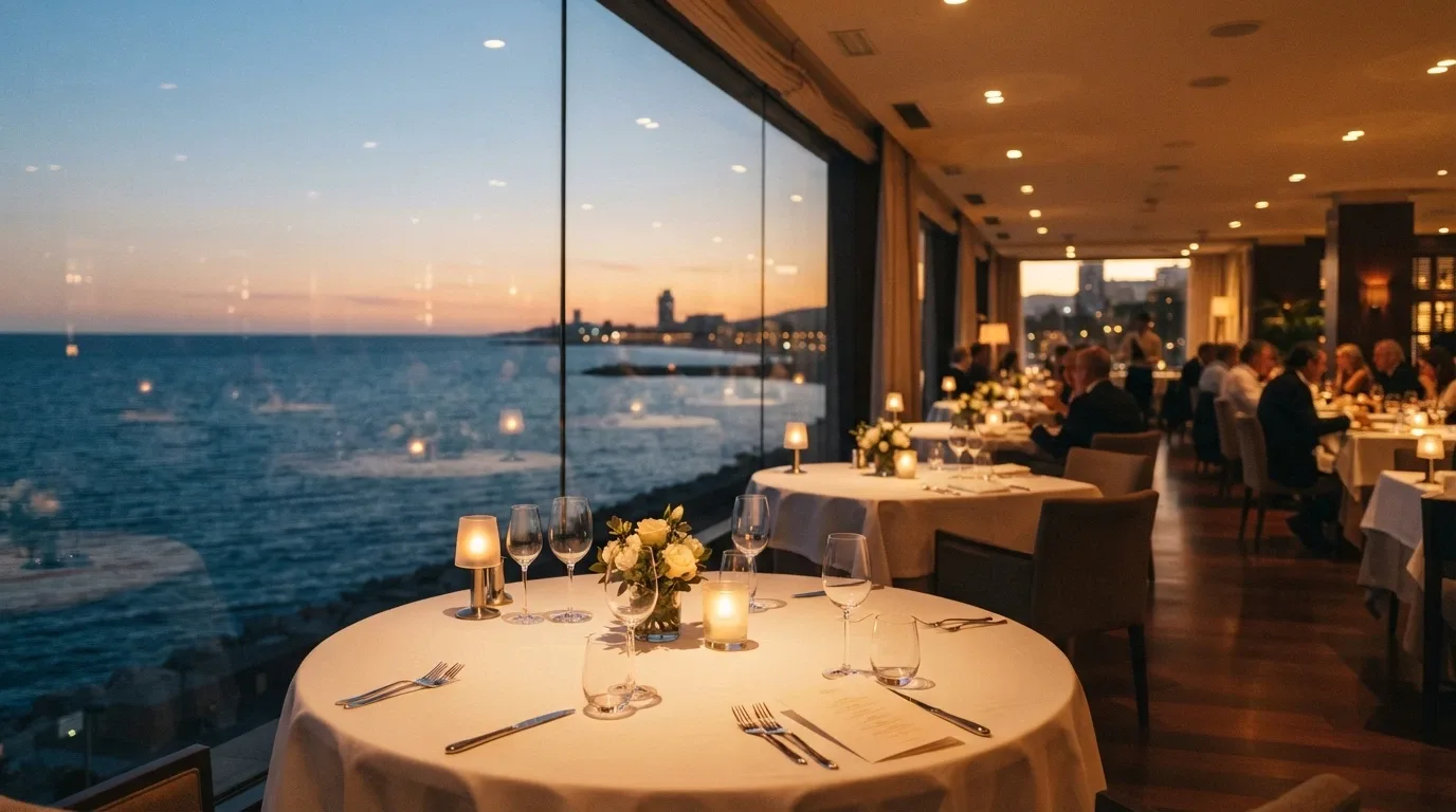 Interior del restaurante del Casino Barcelona con mesas vestidas y vistas al Mediterráneo desde el ventanal